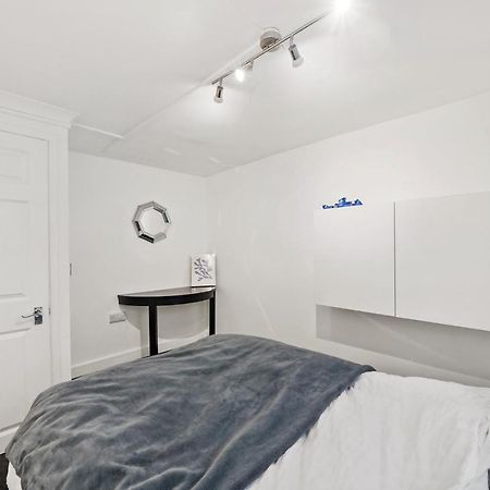 Modern One Bedroom Apartments In Брайтонн Экстерьер фото